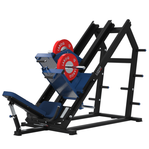 Presse à jambes inclinée 45° LAROQ . Châssis acier noir, traîneau guidé bleu avec plateforme antidérapante, siège rembourré réglable, porte-disques latéraux et disques bumper rouges, vue 3/4.