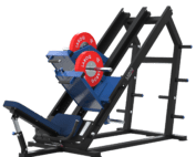 Presse à jambes inclinée 45° LAROQ . Châssis acier noir, traîneau guidé bleu avec plateforme antidérapante, siège rembourré réglable, porte-disques latéraux et disques bumper rouges, vue 3/4.