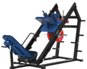 Presse à jambes inclinée 45° et hack squat LAROQ. Cadre acier noir, traîneau guidé avec plateforme antidérapante, siège rembourré réglable bleu, porte-disques latéraux et disques bumper rouges, vue 3/4.