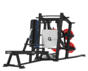 Station presse hack squat et leg press LAROQ. Châssis acier noir, dossier réglable bleu, large plateforme antidérapante en tôle damier, porte-disques latéraux avec disques bumper rouges et rails guidés, vue 3/4.