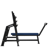Le BC04 allie performance et sécurité pour la réalisation d’un développé couché. Banc de musculation LAROQ avec dossier et supports réglables pour barre, structure noire robuste et assise rembourrée bleue. Vue profil