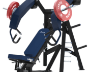 Machine de développé convergent à charge libre pour pectoraux et épaules. Cadre métallique noir, siège et dossier inclinés rembourrés bleu (logo Xtrem), bras articulés recouverts de panneaux bleus avec poignées ergonomiques, porte‑disques latéraux équipés de disques LAROQ 25 kg, supports de rangement de disques et base antidérapante. Marquage LAROQ visible sur l'assise. Vue ¾