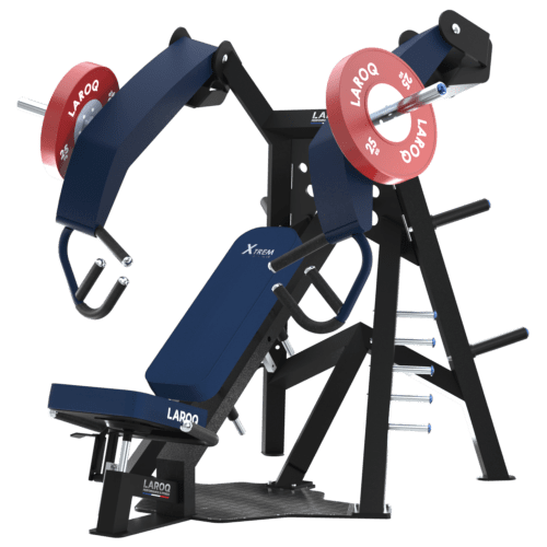 Machine de développé convergent à charge libre pour pectoraux et épaules. Cadre métallique noir, siège et dossier inclinés rembourrés bleu (logo Xtrem), bras articulés recouverts de panneaux bleus avec poignées ergonomiques, porte‑disques latéraux équipés de disques LAROQ 25 kg, supports de rangement de disques et base antidérapante. Marquage LAROQ visible sur l'assise. Vue ¾