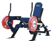 Appareil combiné extension et curl des jambes XTREM LAROQ; Châssis acier noir, siège et coussins rembourrés bleus, rouleaux de cheville et leviers articulés, porte-disques latéraux avec disques bumper rouges 25 kg, vue 3/4.