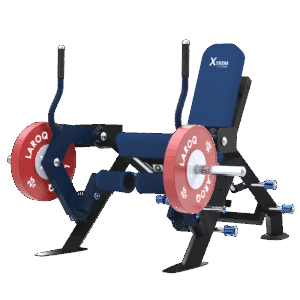 Appareil combiné extension et curl des jambes XTREM LAROQ; Châssis acier noir, siège et coussins rembourrés bleus, rouleaux de cheville et leviers articulés, porte-disques latéraux avec disques bumper rouges 25 kg, vue 3/4.