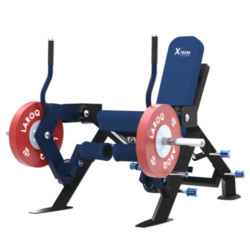 Appareil combiné extension et curl des jambes XTREM LAROQ; Châssis acier noir, siège et coussins rembourrés bleus, rouleaux de cheville et leviers articulés, porte-disques latéraux avec disques bumper rouges 25 kg, vue 3/4.