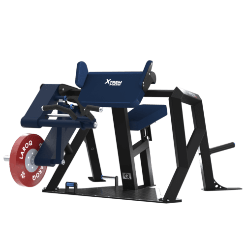 Machine isolateur biceps XTREM LAROQ bleu et noir. Repose-bras incliné rembourré, siège réglable, poignée de préhension et support pour disques bumper 25 kg, vue 3/4.