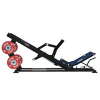 Presse à jambes inclinée 45° à charge libre. Traîneau guidé avec grande plaque de poussée et siège incliné rembourré bleu, châssis en acier noir doté d'une structure hexagonale servant de rangement pour disques, plusieurs porte‑disques latéraux chargés de disques LAROQ 25 kg et base stable pour usage intensif. Vue profil