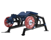 Machine leg curl couché LAROQ. Châssis acier noir, coussin de poitrine et rouleaux de cheville rembourrés bleus, leviers articulés et supports latéraux pour disques bumper rouges 25 kg, vue 3/4.