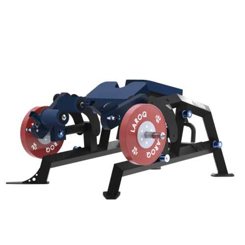 Machine leg curl couché LAROQ. Châssis acier noir, coussin de poitrine et rouleaux de cheville rembourrés bleus, leviers articulés et supports latéraux pour disques bumper rouges 25 kg, vue 3/4.