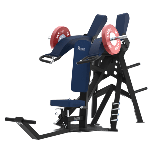 Appareil de musculation assise XTREM par LAROQ pour développé. Cadre en acier noir, siège et dossier bleu rembourrés, poignées incurvées, supports pour barres et disques rouges LAROQ, et rangement latéral pour poids. Vue ¾