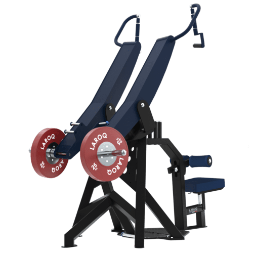 Machine de développé assis XTREM par LAROQ — cadre acier noir, dossier et assise bleu marine, bras articulés avec poignées et disques rouges LAROQ. Vue ¾