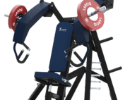 Machine de développé assis convergent à charge libre conçue pour l'entraînement des pectoraux. Cadre métallique noir, siège et dossier inclinés rembourrés en bleu, bras articulés munis de poignées ergonomiques, porte‑disques latéraux chargés de disques rouges LAROQ 25 kg, supports pour rangement de disques et base antidérapante pour une position stable. Vue ¾