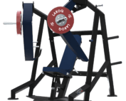 Machine de développé incliné conçue pour l'entraînement des pectoraux. Cadre tubulaire noir, siège et dossier inclinés rembourrés en bleu, bras articulés avec poignées, porte‑disques latéraux comportant des disques rouges LAROQ 25 kg, base stable et surface antidérapante. Vue ¾