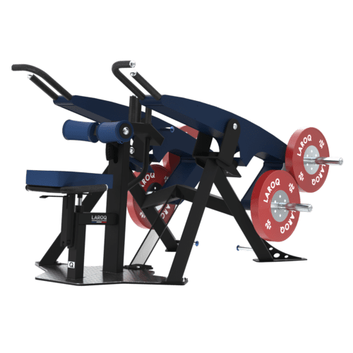 Appareil de tirage/rowing LAROQ bleu et noir. Siège rembourré réglable, leviers articulés avec poignées, rouleaux rembourrés pour maintien, supports latéraux pour disques bumper rouges. Vue 3/4