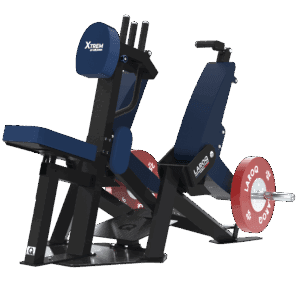 Machine de développé assis XTREM par LAROQ — cadre acier noir, siège et dossier rembourrés bleu marine, poignées ergonomiques et disques rouges LAROQ. vue 3/4 arrière