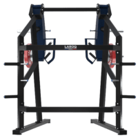 Pectoraux Horizontal Debout by Delavier / Jammer BXT80 Machine de développé vertical à charge libre (levier) conçue pour l'entraînement des épaules et du haut du corps. Cadre métallique noir, bras articulés recouverts de panneaux bleus, poignées ergonomiques en U, porte‑disques latéraux chargés de disques rouges LAROQ 25 kg, supports de rangement de disques intégrés et base stable. Vue arrière