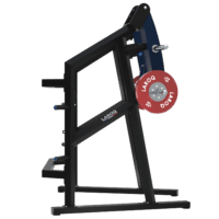 Pectoraux Horizontal Debout by Delavier / Jammer BXT80 Machine de développé vertical à charge libre (levier) conçue pour l'entraînement des épaules et du haut du corps. Cadre métallique noir, bras articulés recouverts de panneaux bleus, poignées ergonomiques en U, porte‑disques latéraux chargés de disques rouges LAROQ 25 kg, supports de rangement de disques intégrés et base stable. Vue profil