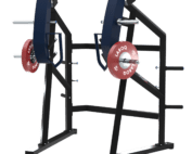 Machine de développé vertical à charge libre (levier) conçue pour l'entraînement des épaules et du haut du corps. Cadre métallique noir, bras articulés recouverts de panneaux bleus, poignées ergonomiques en U, porte‑disques latéraux chargés de disques rouges LAROQ 25 kg, supports de rangement de disques intégrés et base stable. Vue ¾