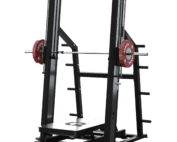 Appareil de musculation LAROQ noir et bleu : structure acier, rails guidés chromés, plateau inclinable pour exercices jambes, bras de levier et porte-disques avec disques bumper rouges 25 kg, vue ¾.