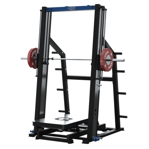 Appareil de musculation LAROQ noir et bleu : structure acier, rails guidés chromés, plateau inclinable pour exercices jambes, bras de levier et porte-disques avec disques bumper rouges 25 kg, vue ¾.