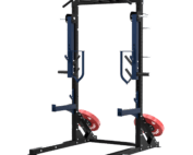 Structure de squat, développé couché et jammer ou autres, à deux montants noirs avec deux bras de jammer, barre de traction supérieure, supports J bleus, deux supports de barre, deux axes de rangement de disques, disques bumper rouges de diamètre 51. Vue de ¾