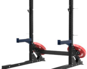 Structure noire avec des supports à élastiques, deux montants verticaux avec supports de barre bleus et disques bumper rouges sur axes de diamètre 51. Vue de ¾