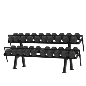 Râtelier noir à deux niveaux rempli d'haltères hexagonaux noirs alignés sur des barres, structure tubulaire inclinée avec pieds évasés et supports latéraux visibles sur fond gris uni.