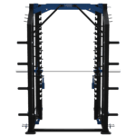 Station d'entraînement guidée LAROQ noire et bleue : structure acier, rails chromés pour barre guidée, barre olympique installée, sécurités ajustables et porte-disques latéraux, vue arrière.