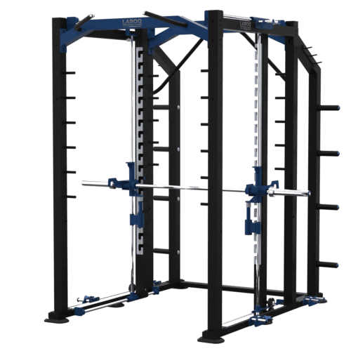Station d'entraînement guidée LAROQ noire et bleue : structure acier, rails chromés pour barre guidée, barre olympique installée, sécurités ajustables et porte-disques latéraux, vue 3/4.