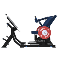Machine hip thrust polyvalente pour l'entraînement des jambes. Traîneau guidé avec grande plaque de poussée inclinée, siège et dossier rembourrés bleu, rouleaux de maintien ajustables pour les cuisses, châssis robuste en acier noir avec rangement intégré pour disques et plusieurs porte‑disques latéraux équipés de disques LAROQ 25 kg. Base stable et éléments d'ajustement visibles pour un usage intensif. Vue profil