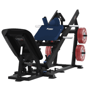 Station hack squat et leg press 45° LAROQ. Châssis acier noir, large dossier et traîneau guidé bleu (logo XTREM), plateforme antidérapante, porte-disques latéraux avec disques bumper rouges 25 kg, vue 3/4 arrière.