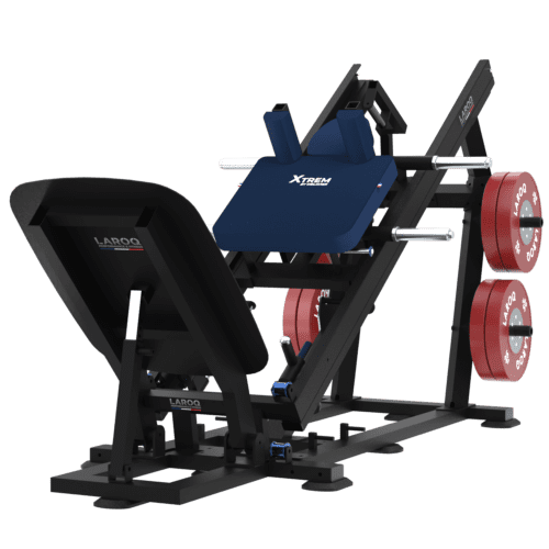 Station hack squat et leg press 45° LAROQ. Châssis acier noir, large dossier et traîneau guidé bleu (logo XTREM), plateforme antidérapante, porte-disques latéraux avec disques bumper rouges 25 kg, vue 3/4 arrière.