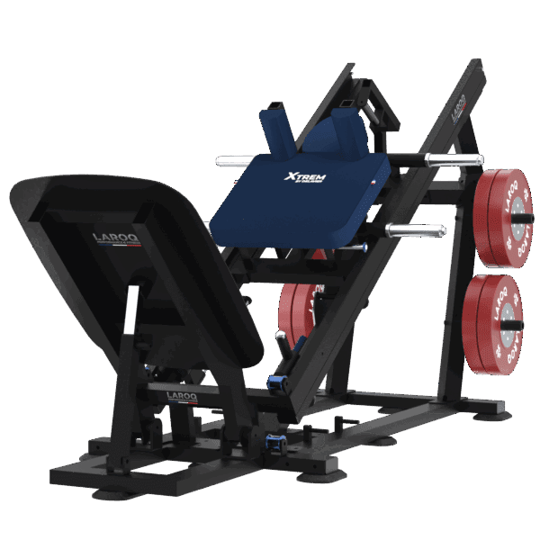 Station hack squat et leg press 45° LAROQ. Châssis acier noir, large dossier et traîneau guidé bleu (logo XTREM), plateforme antidérapante, porte-disques latéraux avec disques bumper rouges 25 kg, vue 3/4 arrière.