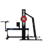 Développé Couché Guidé Excentrique _ CC04 Développé Couché Guidé Excentrique LAROQ noir et bleu sur fond clair. Banc réglable avec logo, rails chromés pour barre guidée, barre olympique montée avec disques bumper rouges 25 kg, supports latéraux et sécurités réglables, vue de profil.