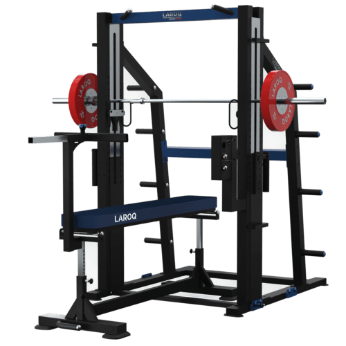 Développé Couché Guidé Excentrique LAROQ noir et bleu sur fond clair. Banc réglable avec logo, rails chromés pour barre guidée, barre olympique montée avec disques bumper rouges 25 kg, supports latéraux et sécurités réglables, vue 3/4.