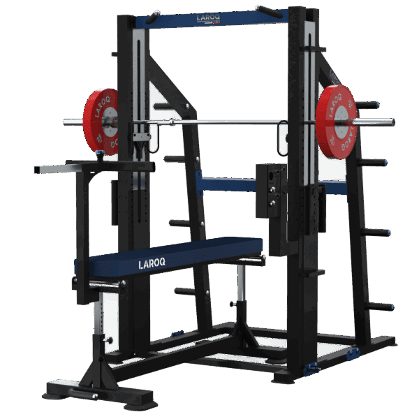 Développé Couché Guidé Excentrique LAROQ noir et bleu sur fond clair. Banc réglable avec logo, rails chromés pour barre guidée, barre olympique montée avec disques bumper rouges 25 kg, supports latéraux et sécurités réglables, vue 3/4.