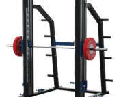 Station d'entraînement guidée LAROQ noire et bleue sur fond clair : structure acier, barres guides chromées, barre longue avec colliers et disques bumper rouges, supports de rangement latéraux, vue 3/4.