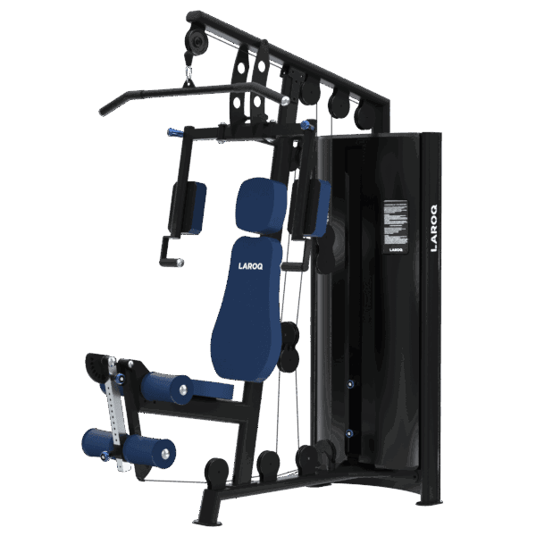 Machine de musculation multi-poste noire avec siège et rembourrages bleus marqués «LAROQ», poulies visibles, barre lat pulldown en haut et empilement de poids logé dans une tour. Vue ¾