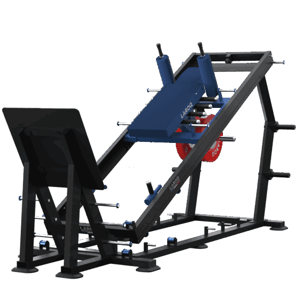 Station hack squat et leg press 45° LAROQ. Châssis acier noir, large dossier et traîneau guidé bleu (logo), plate-forme antidérapante, porte-disques latéraux avec disques bumper rouges 25 kg, réglages d'assise, vue 3/4.