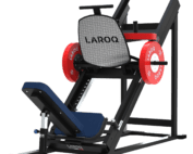 Presse à jambes inclinée 45° LAROQ . Châssis acier noir, traîneau guidé bleu avec plateforme antidérapante, siège rembourré réglable, porte-disques latéraux et disques bumper rouges, vue 3/4.