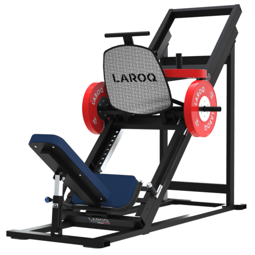 Presse à jambes inclinée 45° LAROQ . Châssis acier noir, traîneau guidé bleu avec plateforme antidérapante, siège rembourré réglable, porte-disques latéraux et disques bumper rouges, vue 3/4.