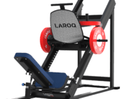 Presse à jambes inclinée LAROQ. Châssis acier noir, siège rembourré bleu réglable, traîneau guidé avec plateforme antidérapante, disques bumper rouges 25 kg et porte-disques latéraux. vue 3/4