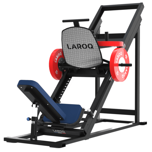 Presse à jambes inclinée LAROQ. Châssis acier noir, siège rembourré bleu réglable, traîneau guidé avec plateforme antidérapante, disques bumper rouges 25 kg et porte-disques latéraux. vue 3/4