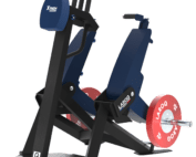 Machine de développé assis XTREM par LAROQ — cadre en acier noir, siège et dossier rembourrés bleu marine, bras articulés avec poignées et disques rouges LAROQ. Vue ¾