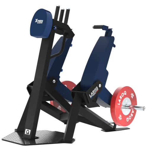 Machine de développé assis XTREM par LAROQ — cadre en acier noir, siège et dossier rembourrés bleu marine, bras articulés avec poignées et disques rouges LAROQ. Vue ¾