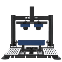 Machine de musculation noire sur plateforme grise, siège rembourré bleu centré, deux montants verticaux, traverse ajustable avec vis chromées, coussins cylindriques bleus et rails métalliques.