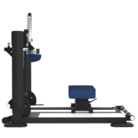 Machine de musculation noire sur plateforme grise, siège rembourré bleu centré, deux montants verticaux, traverse ajustable avec vis chromées, coussins cylindriques bleus et rails métalliques.