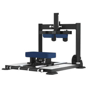 Machine de musculation noire sur plateforme grise, siège rembourré bleu centré, deux montants verticaux, traverse ajustable avec vis chromées, coussins cylindriques bleus et rails métalliques.