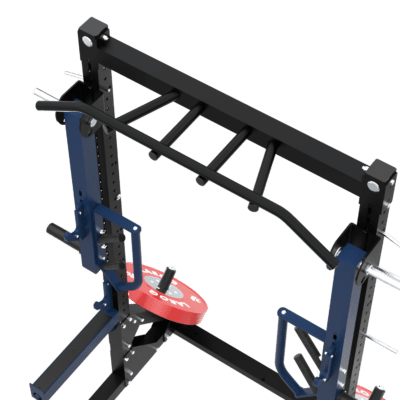 Structure de squat à deux montants verticaux noirs, barre de traction multi-prises noire en haut, supports et bras de sécurité bleus, disques bumper rouges sur axes et base rectangulaire.